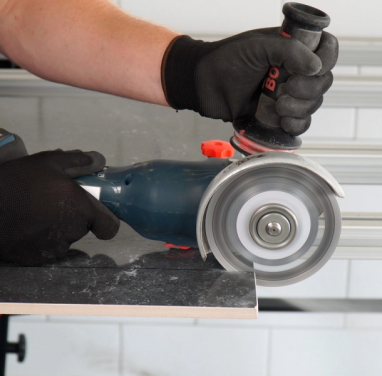 Taglio di materiali da costruzione con smerigliatrici angolari