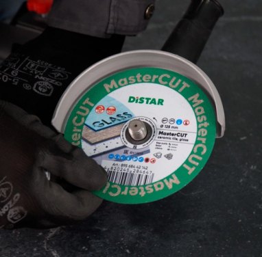 Taglio di scanalature con smerigliatrici angolari e fresatrice per scanalature